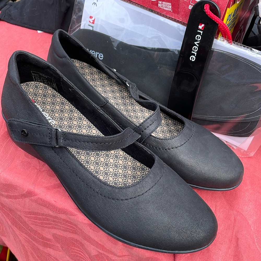 Revere Bonn Onyx Women’s Size 11M with insoles and shoe horn